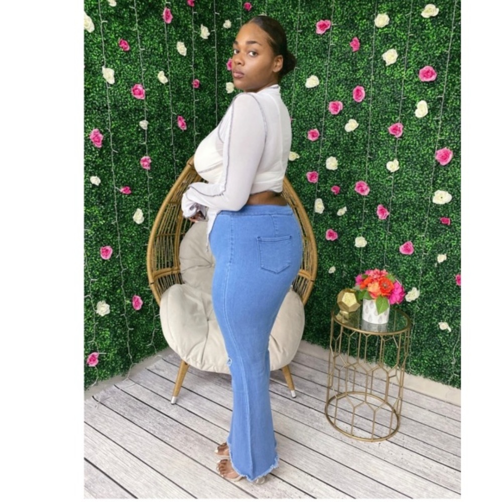 Snatched Plus Wide Leg Jeans: 1X-3X - Picture 3 of 3